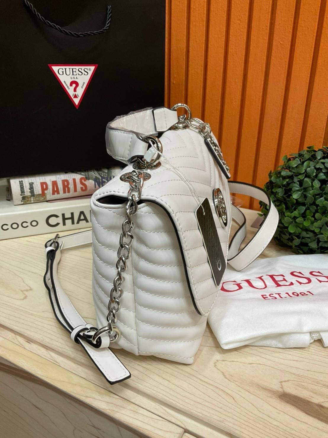 ของแท้ 💯% 】GUESS BLAKELY TOP HANDLE FLAP BAG กระเป๋สะพายรุ่นใหม่ล่าสุด รุ่นยอดนิยมสวยอยู่ทรง วัสดุหนังนิ่ม น้ำหนักเบา มีฐานกว้างตั้งอยู่ทรง ด้านหน้าประดับด้วยโลโก้แบรนด์สวยโดดเด่น