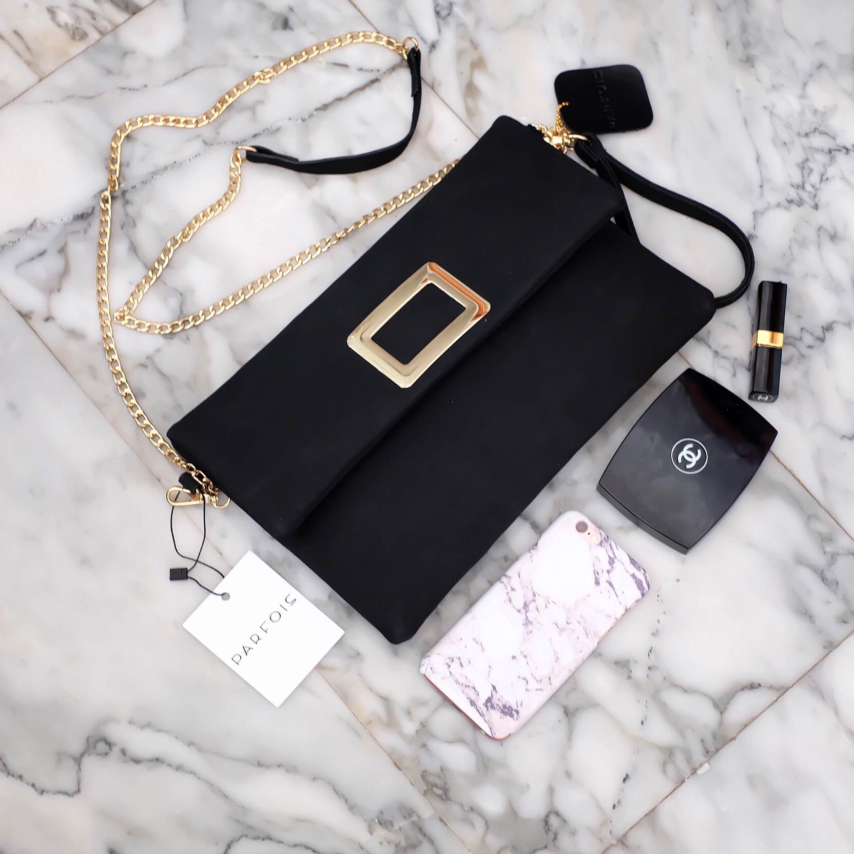 Best Item ! PARFOIS Clutch bag with strap รุ่นหายาก 🌼 กระเป๋าสะพาย ดีไซน์สุด chic เรียบหรูมากคะ ตัวกระเป๋าปรับเก็บสายถือเป็น clutch bag ได้คะ มีสายคล้องข้อมือ และสายยาว 2 แบบคือ โซ่ทอง และ สายหนัง #สวยคุ้ม ขนาดกะทัดรัด พร้อมช่องใหญ่ปิดซิป 1 และ มี