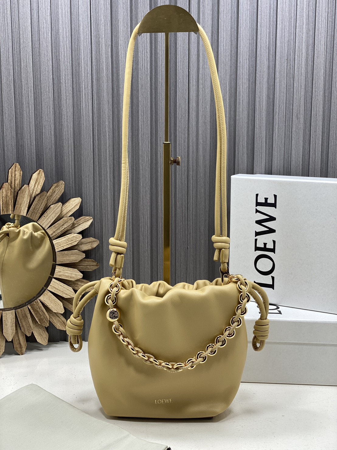 ORI หนังแท้ | LOEWE Mini Flamenco purse in mellow nappa leather / Loewe Bucket Bag กระเป๋าสะพายทรงบัคเก็ตไซส์มินิ หนังเรียบสวยหรู เรียบง่าย หนังแท้ผิวสัมผัสนุ่มมือ น้ำหนักเบาและนุ่มสบาย ดีไซน์จับจีบ เชือกผูกแบบปมโบราณ และสายโซ่รูปโดนัท
