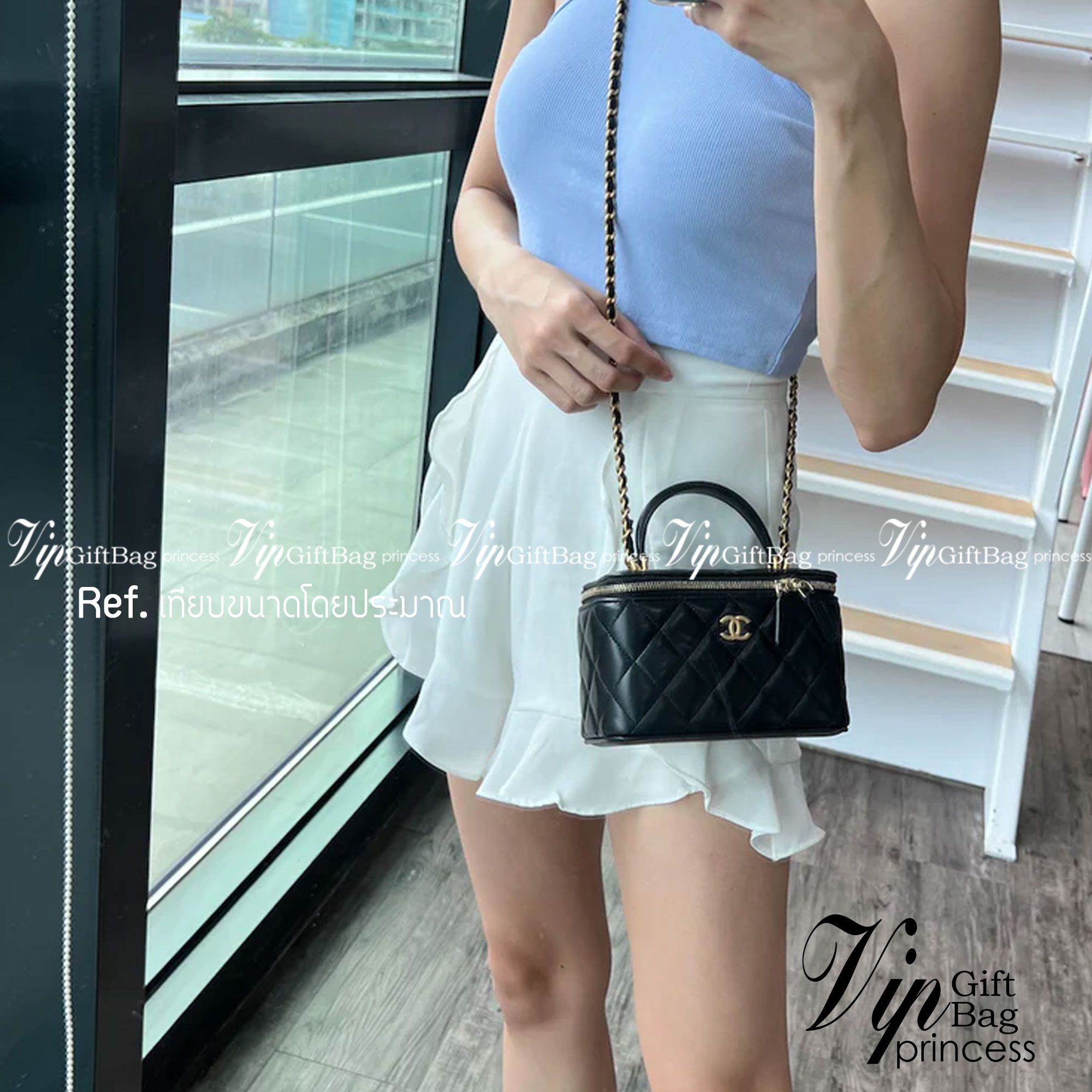 CHANEL VANITY Handle / Chanel vanity with chain and top handle กระเป๋าทรงกล่อง Vanity ซีซั่นใหม่ล่าสุด พร้อมกับหูจับอะไหล่ทอง แต่งโลโก้แบรนด์ สวยหรูมาก หนังฟูสวยใส่โทรศัพท์ได้สบายๆ เลยค่ะ มีช่องสำหรับใส่การ์ด ฮอตสุด น่ารักสุด กระเป๋าทรงกล่องใบเล็กน่ารัก ง