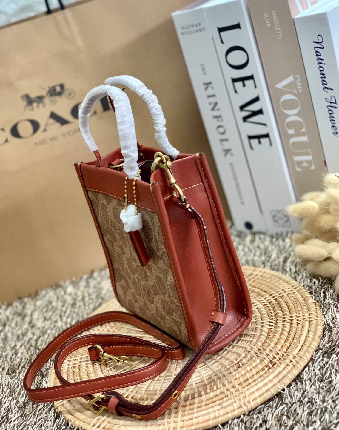 COACH MINI CASHIN TOTE ((C4828)) 💥พร้อมส่งที่ไทยรุ่นใหม่ล่าสุดค่ะ! กระเป๋าขนาดมินิ หนังแท้ หนังนิ่มสวย น่าใช้มากๆค่ะ ปากกระเป๋าแบบแม่เหล็ก ภายในสามารถใส่กระเป๋าเงินใบกลางได้;มือถือแบบตั้งได้ทุกรุ่น;ของจำเป็นจุกจิกสาวๆได้หลายอย่างนะคะ;พร้อมช่องเสีย