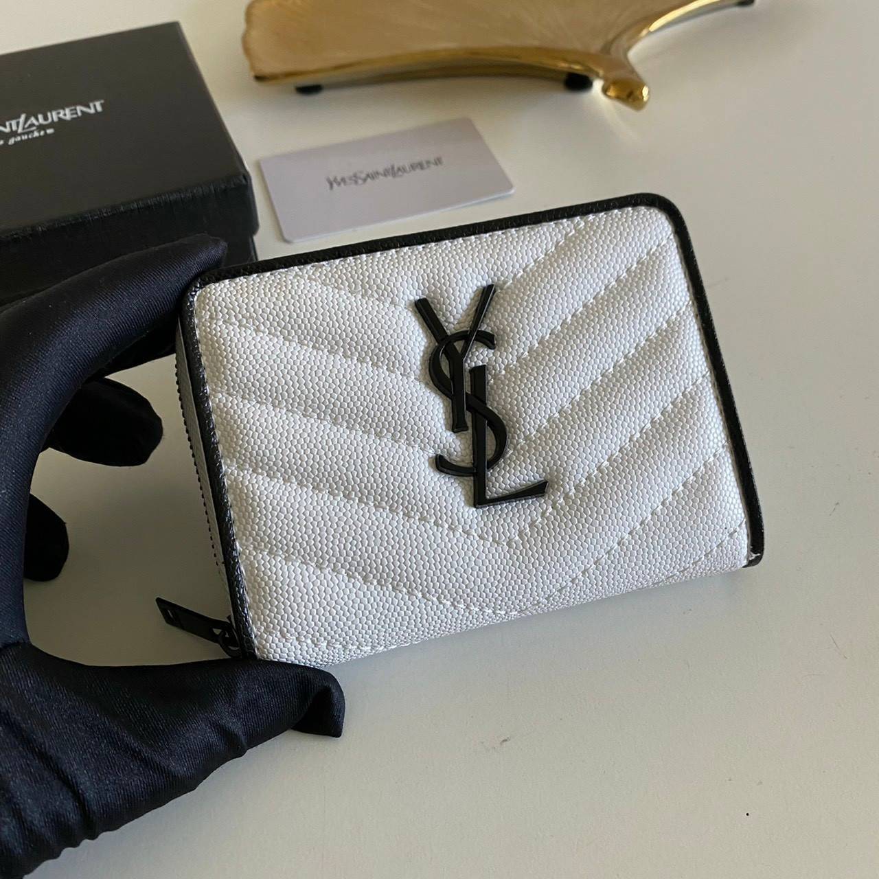 VIP GIFT 】หนังแท้ YSL Saint Laurent monogram compact zip short wallet มาแล้วจร้า ถามหากันเยอะมากๆ กระเป๋าสตางค์ใบสั้นที่ใส่แบงค์ ใส่บัตร ใส่เหรียญได้เยอะสุดๆ มีสองด้านซิปและพับ ใบเดียวครบจบเลย หนังสวยมาก ละเอียดสุดๆ