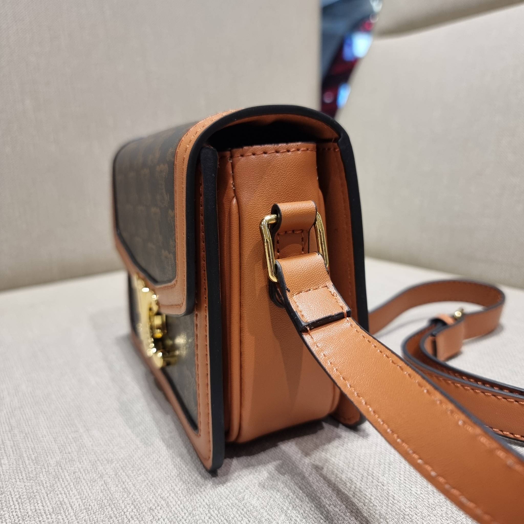 VIP 🥂 CELINE TEEN TRIOMPHE BAG IN TRIOMPHE CANVAS AND CALFSKIN ไม่มีไม่ได้เลยกับไอเท็มสุดคลาสสิค กระเป๋าสะพาย สวยอยู่ทรง ดีไซน์เป็นธรรมชาติ เนเชอรัลโทน ดูดี ดูแพง ไซส์กะทัดรัดมาใหม่ วัสดุหนังแคนวาสสลับหนังแท้ เปิด-ปิดด้วยตัวกดล็อค ใช้งานสะดวก ภายใ