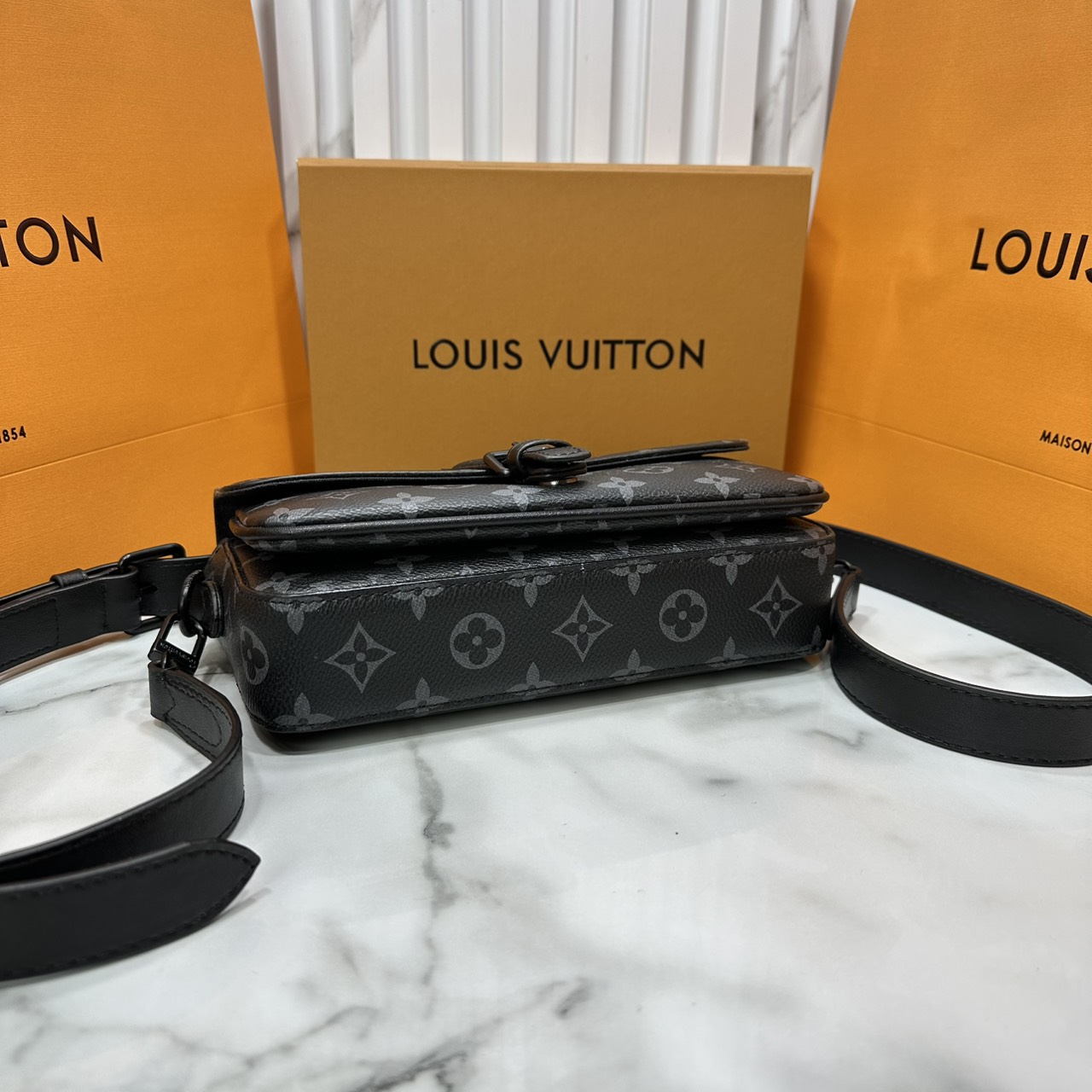 ORI หนังแท้ | LV Montsouris crossbody bag Monogram Eclipse Canvas 22cm กระเป๋าสะพายทรงแมสเซ็นเจอร์ไซส์เล็ก สไตน์กระเป๋าสตางค์แบบสะพาย ดีไซน์ใหม่ทรงยาวล้ำสมัยประดับบัคเคิลสัญลักษณ์เมซงพร้อมแถบแม่เหล็กด้านหน้า สุดไอคอนิก
