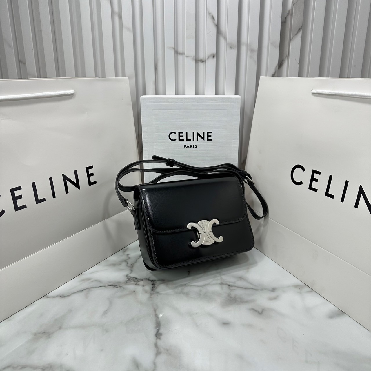 ORI หนังแท้ | 7" CELINE TRIOMPHE TEEN BAG in glossy leather กระเป๋าสะพายรุ่นยอดนิยม ถ่ายทอดให้เห็นถึงแก่นแท้ของสไตล์แบบ CELINE งานหนังเรียบเงาสวยหรูหรา