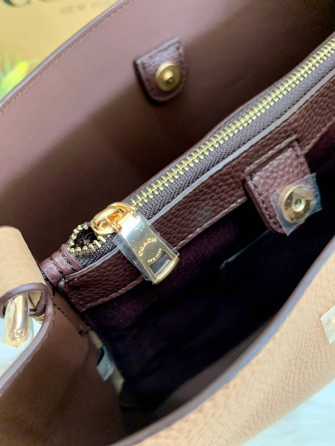 ถังใหญ่พร้อมส่งแล้วค่าา ห้ามพลาด❗️ COACH TOWN BUCKET BAG((91122)) 📣พร้อมส่ง ไซด์ที่สาวๆรอคอยค่ะ! ✔️กระเป๋าทรงถังใบใหญ่ สุดฮิตอีกรุ่นที่สาวๆต้องมีติดตัว ✔️หนังแท้ หนังจริงสวยมาก นิ่มมือดีด้วยนะคะ