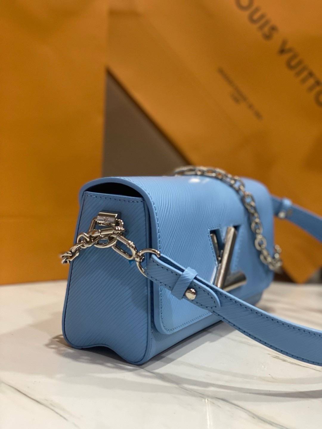 ORI หนังแท้ | LV Twist West Bag elongated shape in grained Epi leather กระเป๋าสะพาย/กระเป๋าถือ พร้อมสายโซ่ หนังลายเกรน Epi รูปทรงยาวและสง่างาม นำเสนอมุมมองใหม่สุดเท่ให้กับไอคอนของแบรนด์ ในหลากหลายเฉดสีทันสมัย