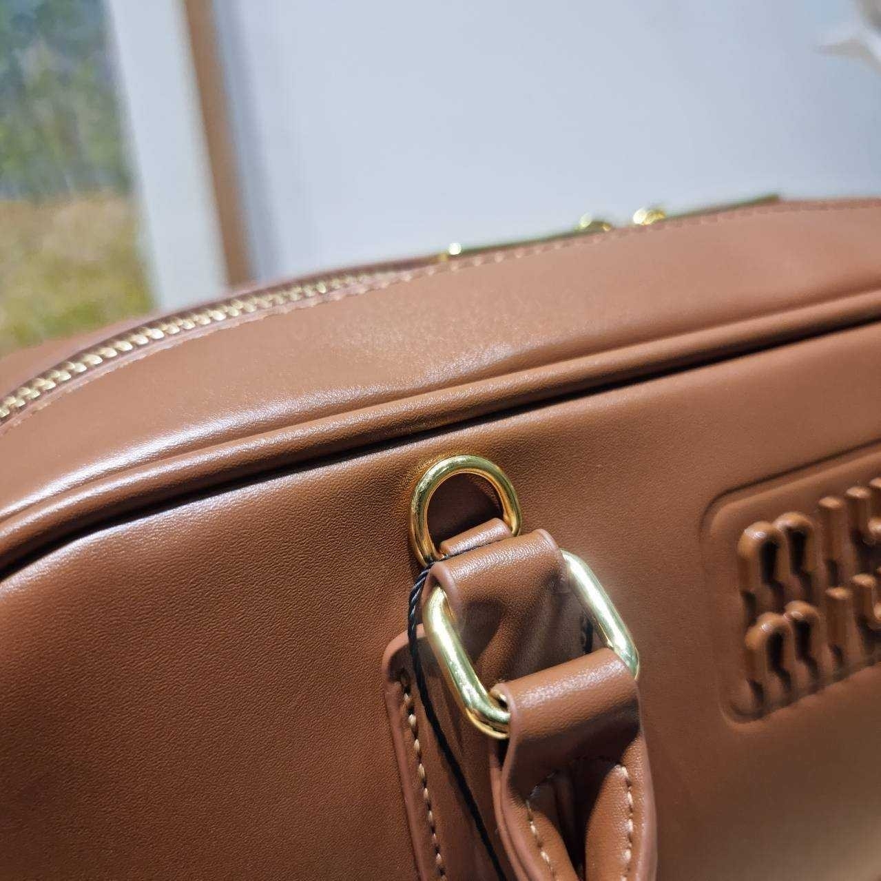 MIU MIU ARCADIE LEATHER BAG M, Geniş 27cm กระเป๋าถือ/สะพายสุดชิค น่ารักๆเก๋ๆ ดีไซน์เรียบแต่มากมีอยู่จริง สวยดูแพง