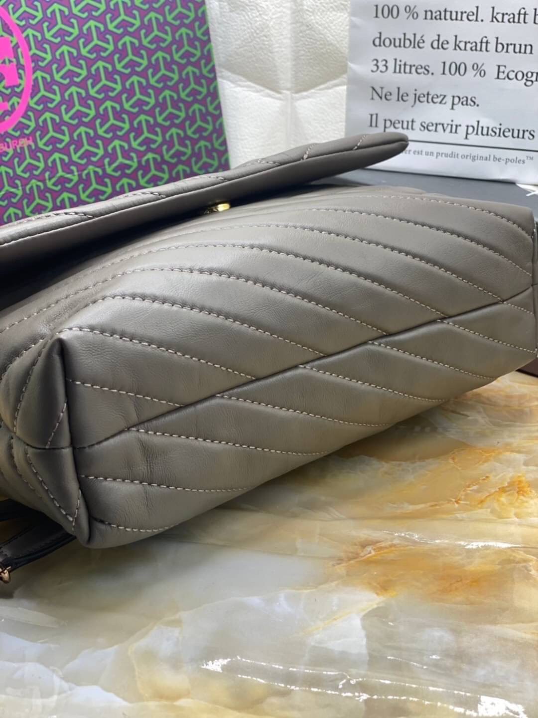 Large : Tory Burch Kira Chevron Quilted Convertible Leather Crossbody Bag เป็นกระเป๋าที่ใช้ในการออกงานสำคัญหรือวันที่มีปาร์ตี้สังสรรค์ คุณควรเลือกใช้กระเป๋าที่มีดีไซน์สะดุดตา เพราะจะช่วยยกระดับและเพิ่มเสน่ห์ให้กับตัวคุณเองมากยิ่งขึ้น หากเป็นงานทางการ เช่น