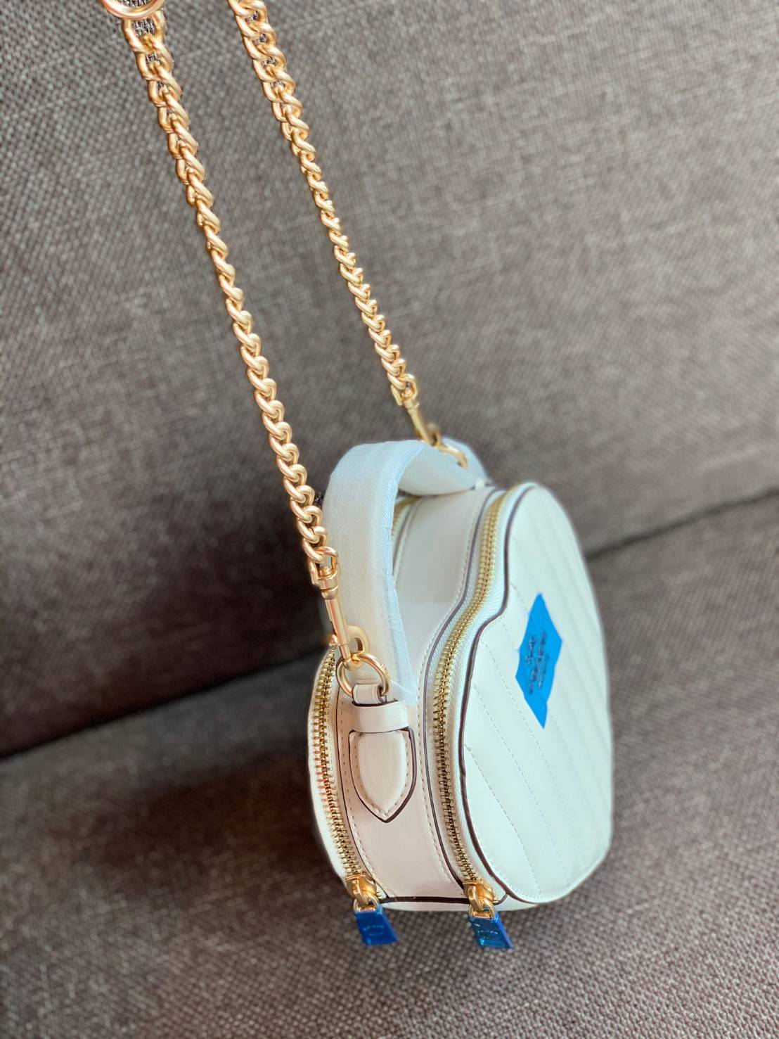 COACH HEART CROSSBODY BAG ((C5118//C5119)) 💥Limited edition หลงรักแน่นอน💋 พร้อมส่งที่ไทยก่อนใครวันนี้! ✔️กระเป๋ารูปหัวใจน่ารักมากๆค่ะ หนังแท้อย่างดีสวยงาม