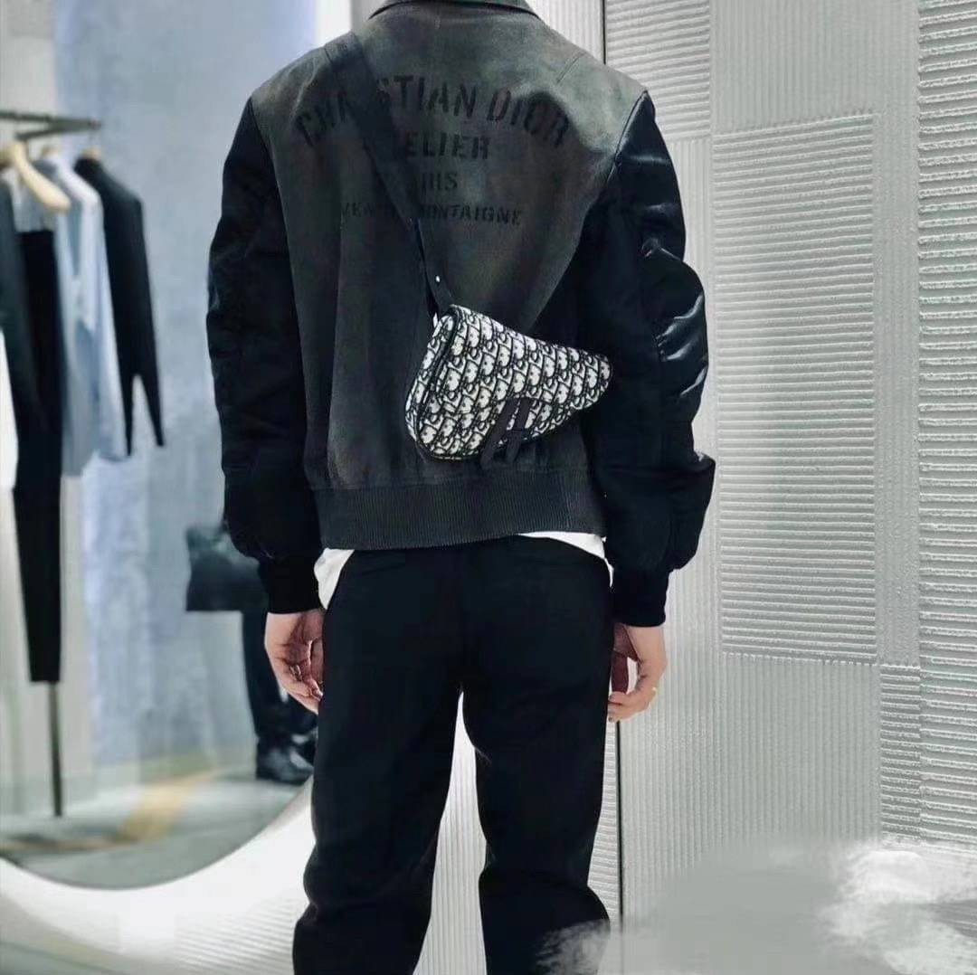 หนังแท้ DIOR MINI SADDLE BAG Beige And Black Dior Oblique Jacquard พร้อมส่งที่ไทย งานหนังแท้และผ้าแจ็คการ์ดออริจินอล ภาพสินค้าถ่ายจากงานขายจริง ใช้งานต่างประเทศได้