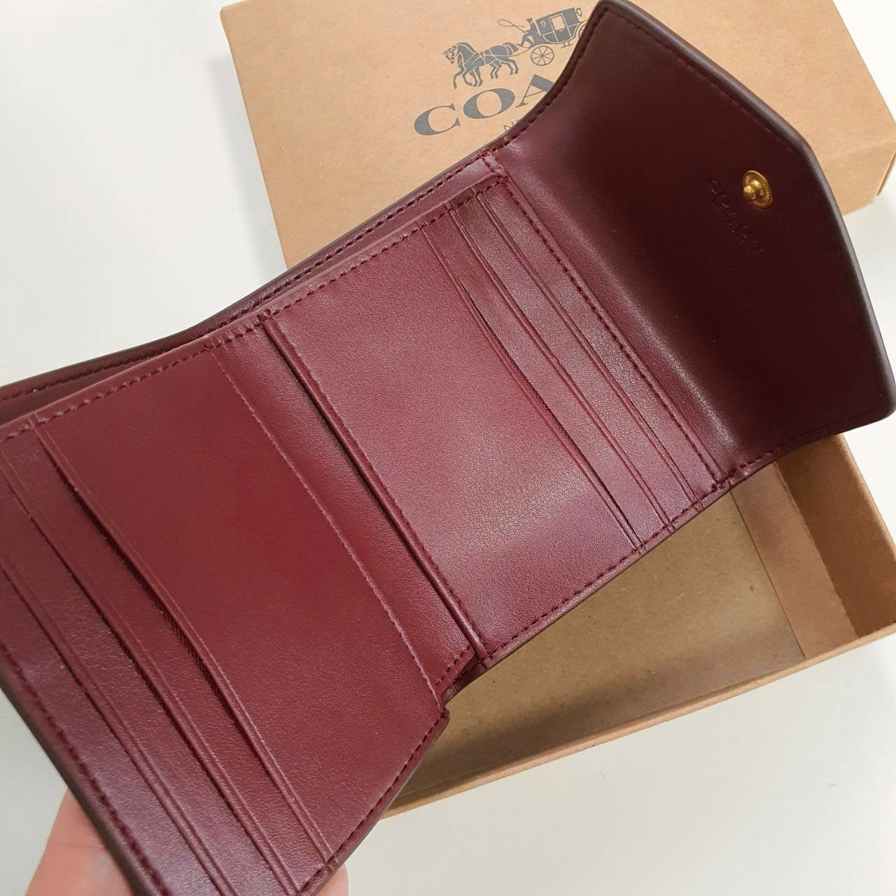 COACH SMALL WALLET IN SIGNATURE CANVAS กระเป๋าสตางค์ใบสั้น แบบพับสองตอน หน้าจดหมาย เปิดปิดด้วยกระดุมปั้มแบรนด์ ด้านในมีช่องใส่บัตรหลายช่อง และช่องใส่ธนบัตร ด้านหลังมีช่องซิปเหรียญอีกหนึ่งช่อง น้ำหนักเบา พกพาสะดวก มีให้เลือกหลายสี ห้ามพลาดค่ะ!