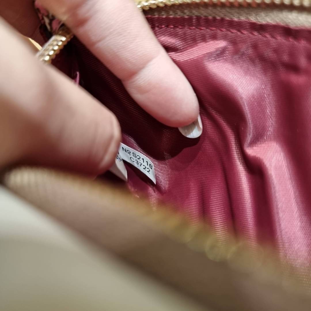 COACH C3371 TECH PHONE WALLET WITH SPACED WILDFLOWER ดีไซน์ใหม่ คอลเลคชั่นสวยหรู กระเป๋าสตางค์พร้อมสายคล้องมือ ง่ายต่อชีวิตมากจ้า!! มันดีอะไรเบอร์นี้ ใส่ได้ทั้งบัตร และโทรศัพท์ก็ใส่ได้ทุกรุ่น แถมยังมีช่องซิปแยกไปอีก ช่องเยอะไม่ต้องห่วงจริงๆ วัสดุหนังแคนวา