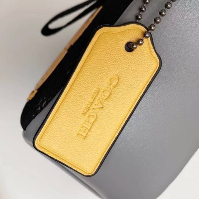 COACH EDGE CROSSBODY IN SIGNATURE CANVAS กระเป๋าสะพายครอสบอดี้ร์ วัสดุหนังแท้ หนังนิ่มอย่างดีค่ะ ด้านหน้ามีช่องซิปซ่อนให้หนึ่งช่อง เปิดปิดช่องหลักแบบซิปคู่ภายในกว้าง ใส่ของได้จุเลยนะคะ มีช่องซิปและช่องเล็กให้อีก2ช่อง;ด้านหลังกระเป๋าเป็นช่องโล่งใส่ของอีกช่