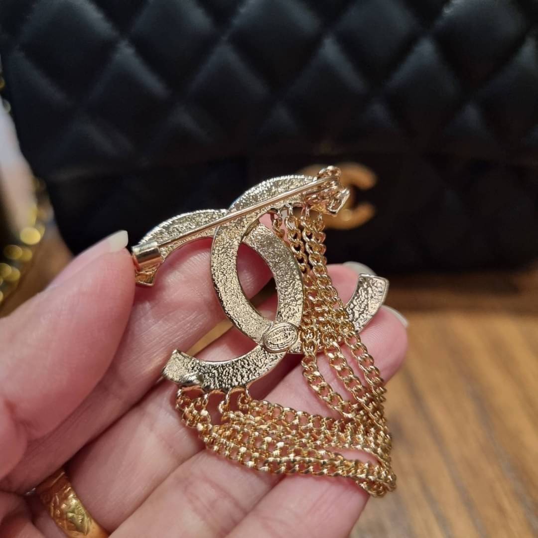 VIP 🥂 เซ็ทคือที่สุดของความคุ้ม CHANEL GIFT BOX SET สุดหรูชวนให้สะสม สุดยอดไอเท็มหายากพร้อมเสิร์ฟครบชุด สุดคุ้ม มาพร้อมกระเป๋าสะพายถึง 2 ใบ สุดหรูลิมิเต็ด หาไม่ได้ง่ายๆ ในคอลเลคชั่นภายในสีทอง และที่พิเศษยังมีน้ำหอมตัวท็อปมาให้อีก chanel no.5 ที่แสน