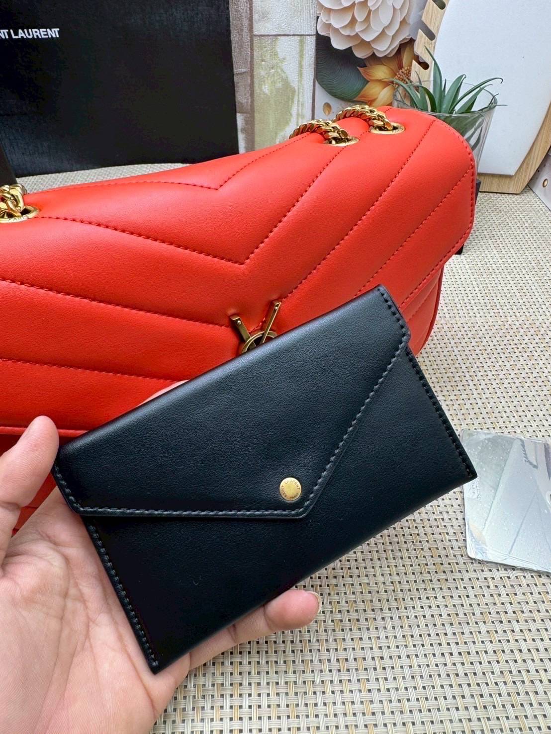 ORI หนังแท้ | 28cm YSL LOULOU medium in MATELASSÉ กระเป๋าสะพายสายโซ่าีทองหรูหรา งานหนังแท้เนื้อนุ่มตะเข็บเย็บลายเชฟรอนสวยหรูโดดเด่นเป็นเอกลักษณ์ 🤍 เกรดออริจินอล หนังแท้