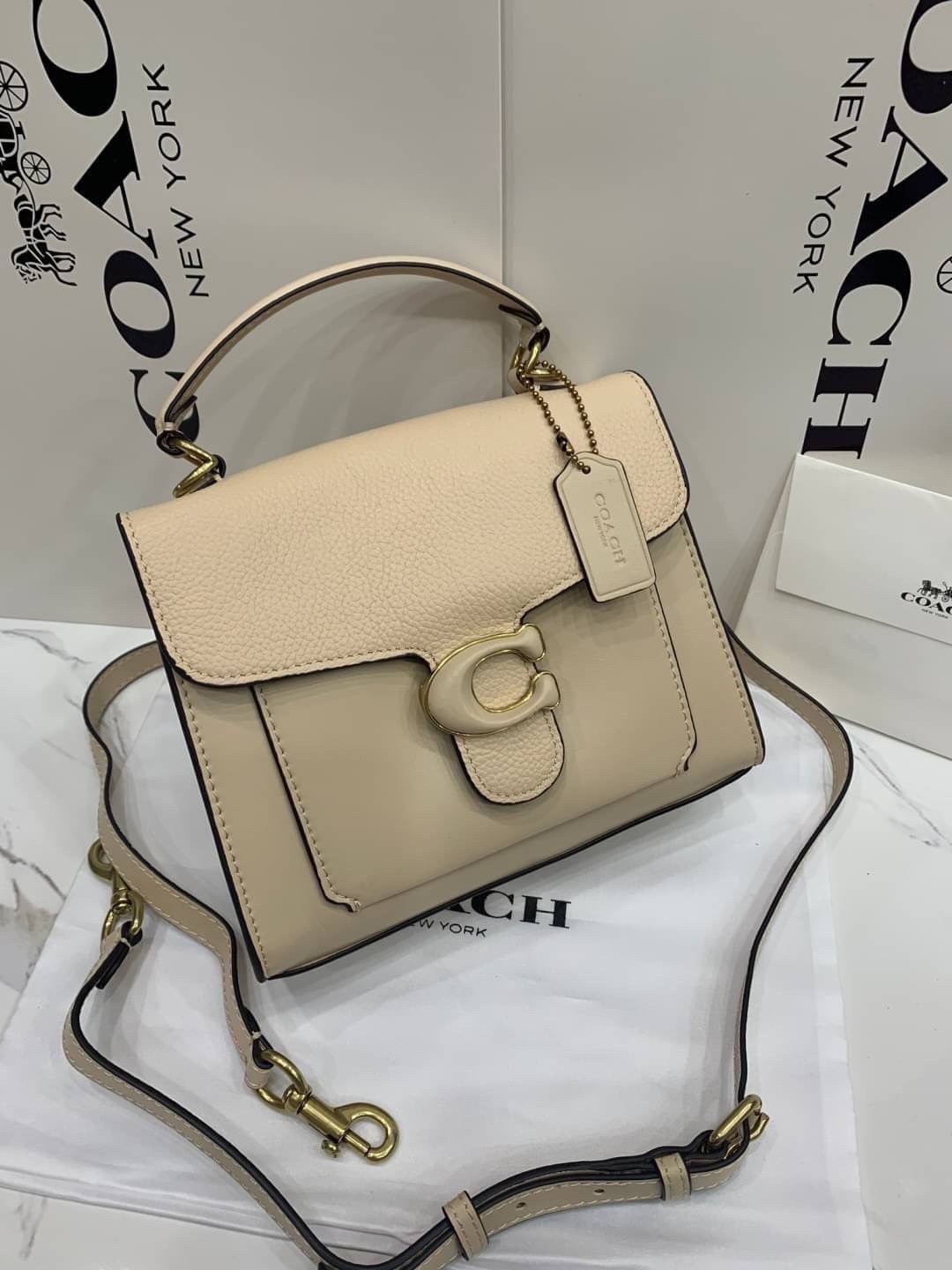 COACH TABBY TOP HANDLE 20 พร้อมส่งที่ไทยค่ะ! กระเป๋าหิ้ว//สะพายข้างได้ หนังแท้อย่างดี กหนึ่งใบทำหนังสองลายได้อย่างสวยงาม พร้อมโลโก้รุ่นใหม่ล่าสุดดูดีมากๆค่ะ เปิดปิดกระเป๋าแบบกดล็อค ภายในมีช่องหลักสองช่อง ใส่มือถือได้ทุกรุ่น;กระเป๋าเงินใบกลางได้;ของจำเป็นจ