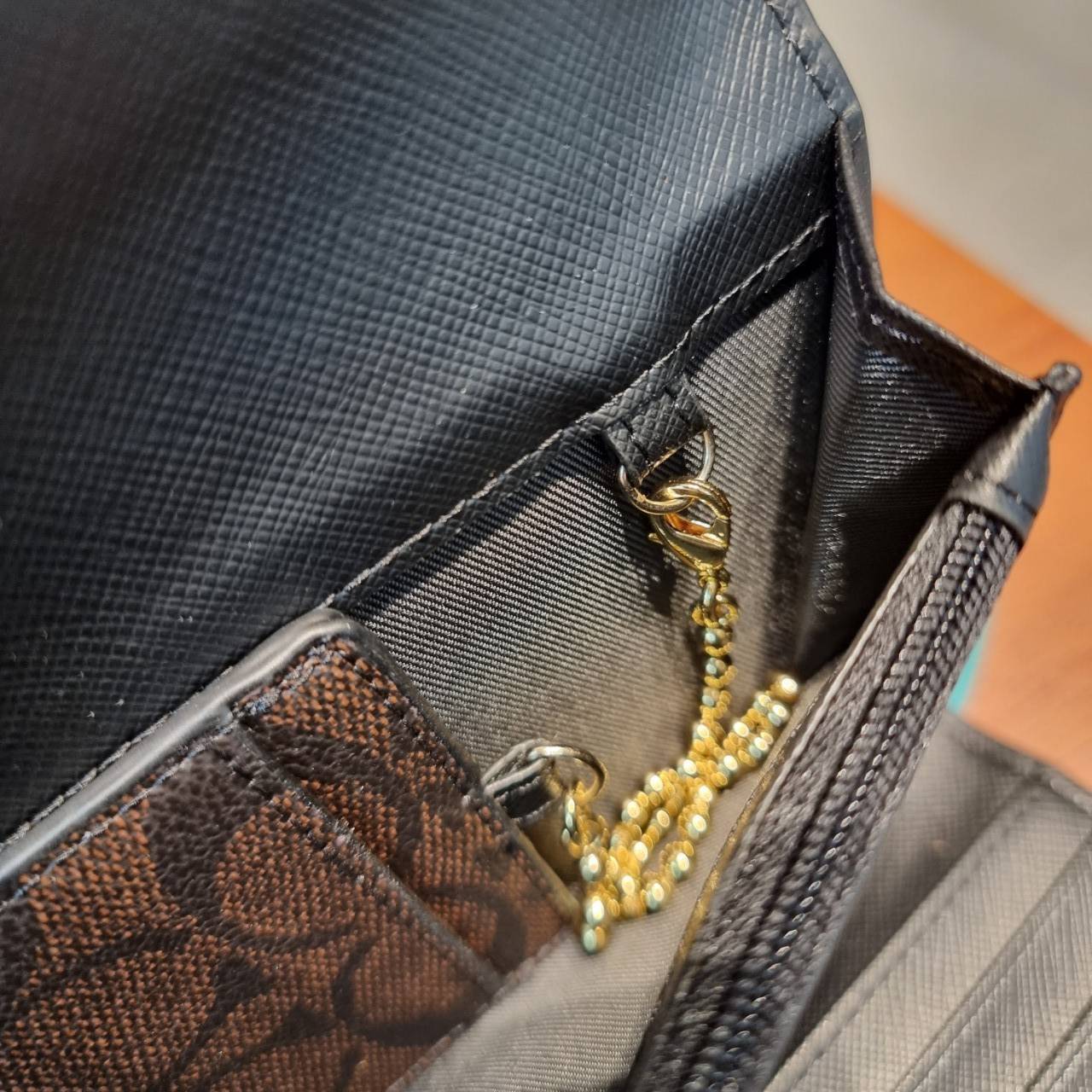 COACH F53763 TRIFOLD WALLET IN SIGNATURE กลับมาแล้วจ้า!! รุ่นขายดี!! 💓 ดีไซน์ใหม่ กระเป๋าสตางค์ใบยาว แถมที่ห้อยใส่บัตรแยกให้ (ถอดออกได้) น่ารักมากๆ ใช้งานง่าย เปิด-ปิดด้วยกระดุม ภายในใส่ธนบัตร ใส่บัตรได้เยอะ ใส่มือถือได้ไปอีก!! จุใจสุดๆ บอกเลยว่าใ