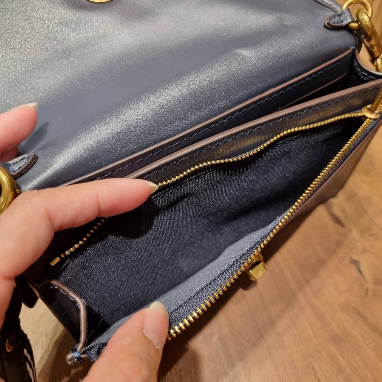 COACH C3824 FOLDOVER CROSSBODY CLUTCH IN SIGNATURE JACQUARD คลัทช์เก๋ๆที่สาวๆตามหา 2IN1 ไปอีกหนึ่ง!! กระเป๋าสะพายทรงคลัชท์ ใช้งานได้ถึง 2 แบบ จะพกเดี่ยวๆแทนกระเป๋าสตางค์ หรือคล้องสายสะพายข้าง สะพายชิคๆคูลๆ ก็ได้อีก มันดีงามมากทุกสี เพราะความละมุนของผ้า ja