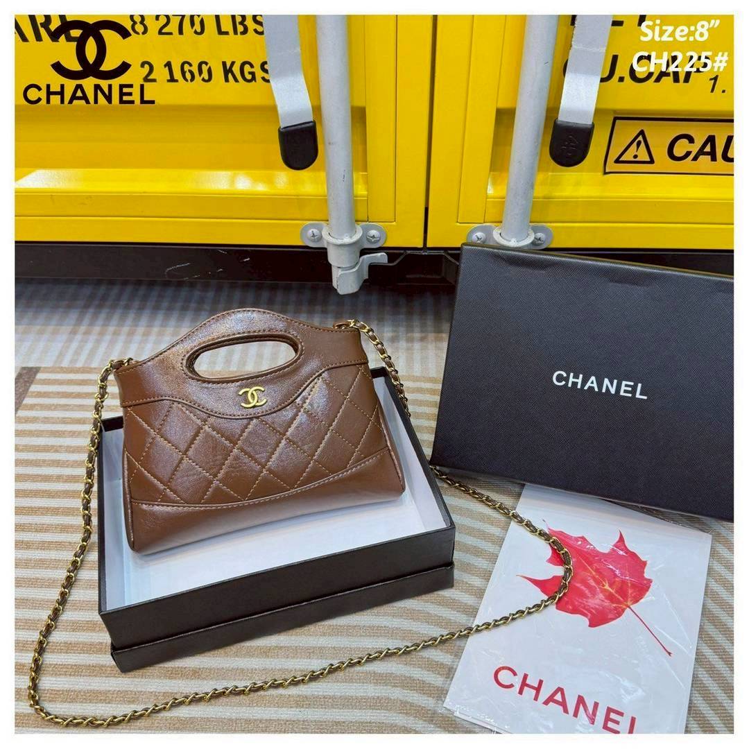Chanel 31 Mini Shopping Bag กระเป๋าสะพายพร้อมหูจับในตัวทรงสวยมาก ขนาดกำลังดี ปุ๊กปิ๊กน่ารัก ใช้งานสะดวก แมทชุดง่าย ทุกลุค ทุกสไตล์ เป็นไอเท็มสวยรับทรัพย์ก่อนปีใหม่ได้เลย