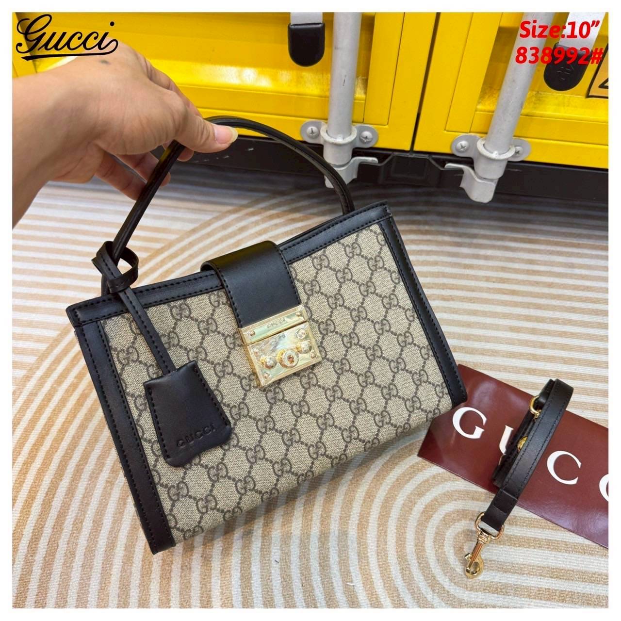Gucci Padlock medium top handle bag กระเป๋าสะพายใบเล็กพร้อมหูจับ สวยผู้ดี ทรงตั้งใช้งานง่าย วัสดุหนังแคนวาส ปากกระเป๋ามีแถบหนังคาดและอะไหล่กดล็อค