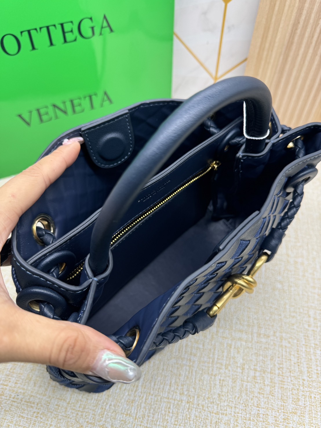 BOTTEGA Small Andiamo Denim Shoulder Bag 25cm / BOTTEGA Tote Bag กระเป๋าสะพายดีไซส์สาน วัสดุเดนิมคอตตอนรุ่นใหม่ สวยงามเป็นเอกลักษณ์ เกรดออริ 1:1 ใช้งานต่างประเทศได้