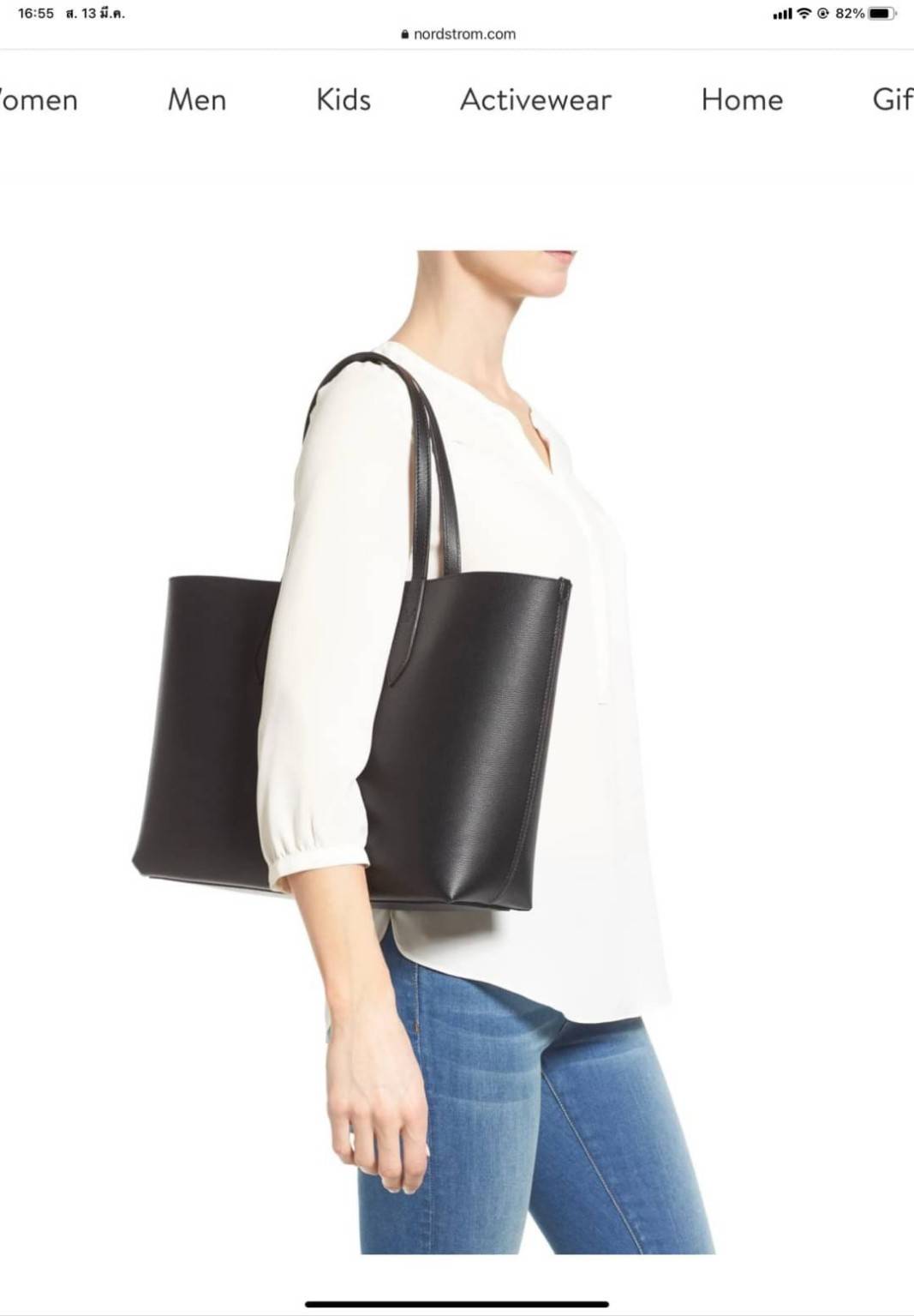 BURBERRY Leather Haymarket Check Medium Reversible Tote Bag กระเป๋าสะพายไหล่ทรงช้อปปิ้ง ทรงคลาสสิค ฮิตตลอดกาล ทรงสวยขนาดกำลังดี ตัวกระเป๋า วัสดุหนัง Pu ด้านหน้าติดโลโก้แบรนด์ ด้านในเป็นลายแรนด์ **สามารถใช้ได้ทั้ง2ฝั่ง ประดับด้วยป้ายแท็คหนัง ภายในช่องหลัก 