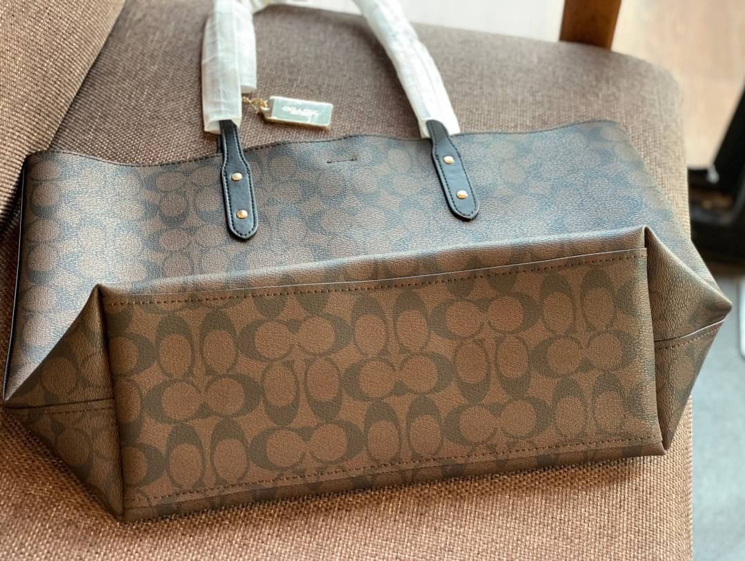 COACH TOWN TOTE SIGNATURE BAG((76636)) พร้อมส่งอีกครั้ง! กระเป๋าใบใหญ่หนังแท้ สวยงามค่ะ ป้ายอะไหล่แบรนด์แบบโลหะสีทองสวยหรูมากๆ เปิดปิดกระเป๋าแบบกระดุมแม่เหล็ก ใช้งานง่าย ภายในกว้างมากๆค่ะบอกเลย สาวๆที่สัมภาระเยอะหายห่วงค่ะ พร้อมช่องกระเป๋าซิปให้ใส่มือถือห