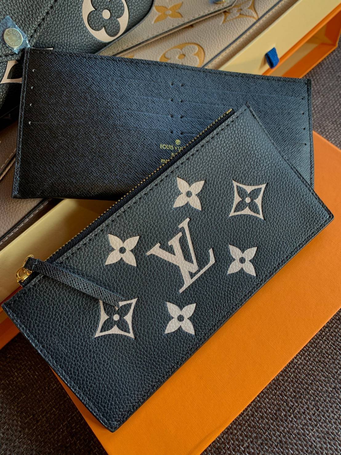 VIP 】Louis Vuitton Pochette Felicie ใบจริงหนังสวยมากๆค่า! ✔️กระเป๋าแบบคลัท มีสายสะพายโซ่มาให้ด้วยค่ะ ✔️หนังแกะสังเคราะห์อย่างดี ลายหนังสวย ปั้มลายแบรนด์ทั้งใบ ✔️รุ่นนี้มาพร้อมกระเป๋าเล็ก สำหรับใส่บัตรได้1ใบ//ใส่ธนบัตรแบบมีซิปรูดอีก1ใบ