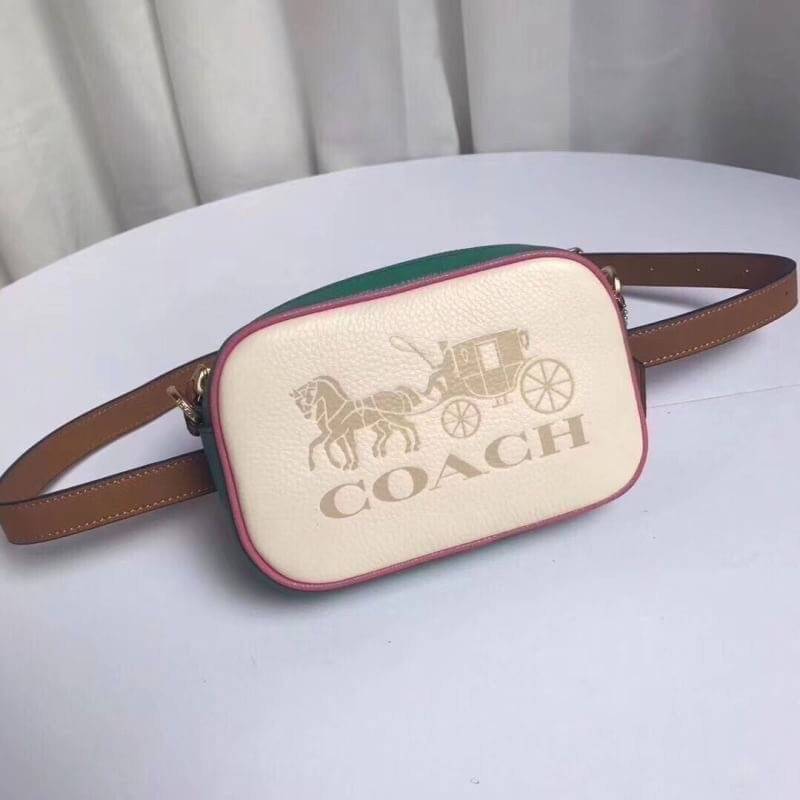 COACH JES CONVERTIBLE BELT BAG IN COLORBLOCK 2IN1 !! กระเป๋าคาดอก/สะพายข้าง ใช้ได้ถึง 2 แบบ!! คุ้มค่ามากที่สุด!! วัสดุหนัง pepble ดีไซน์เรียบ แต่หรู ภายในเป็นช่องโล่ง ใบนี้สาวๆที่ไม่ชอบพกของเยอะ เหมาะมากๆน้า 🙇♀️ ของดีราคาจับต้องได้ ไอเท็มนี
