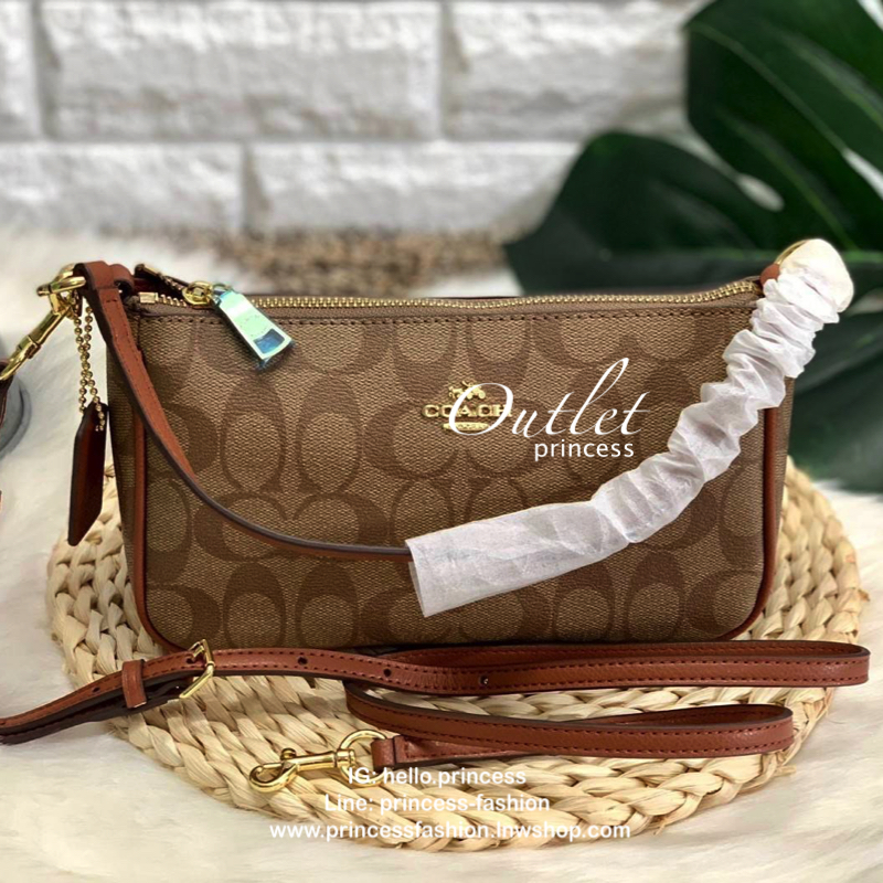 Coach signature crossbody bag กระเป๋าสะพาย size mini วัสดุ pu. ลาย signature เปิดปิดด้วยซิป ด้านในโล่ง ใส่ wallet ยาว, มือถือได้ทุกรุ่น ด้านหลังสกรีนลายน่ารัก พร้อมสายสะพาย 2 เส้น แบบสั้นสะพายไหล่ และแบบยาว crossbody ถอด ปรับได้ค่ะ