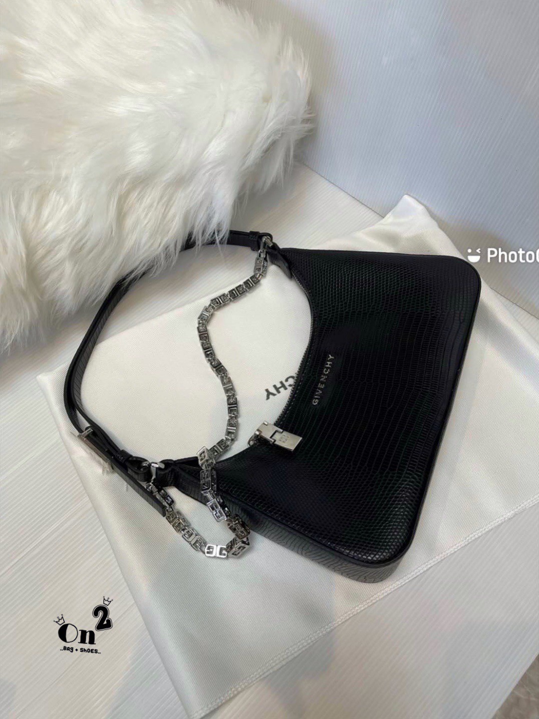 Givenchy Black Moon Cut Out Shoulder Bag พร้อมส่งที่ไทย กระเป๋าสะพายไหล่งานซิปใบเล็ก หน้าติดโลโก้แบรนด์มาพร้อมสายโซ่ งานสวยตามรูป อะไหล่เงิน สายสะพายปรับระดับได้ เกรดมิลเลอร์สวยหรู สาวๆ รีบจับจอง อย่าคิดนาน ราคานี้กับคุณภาพถือว่าคับแก้วมั๊กมากกกก ไม่ซื้อท