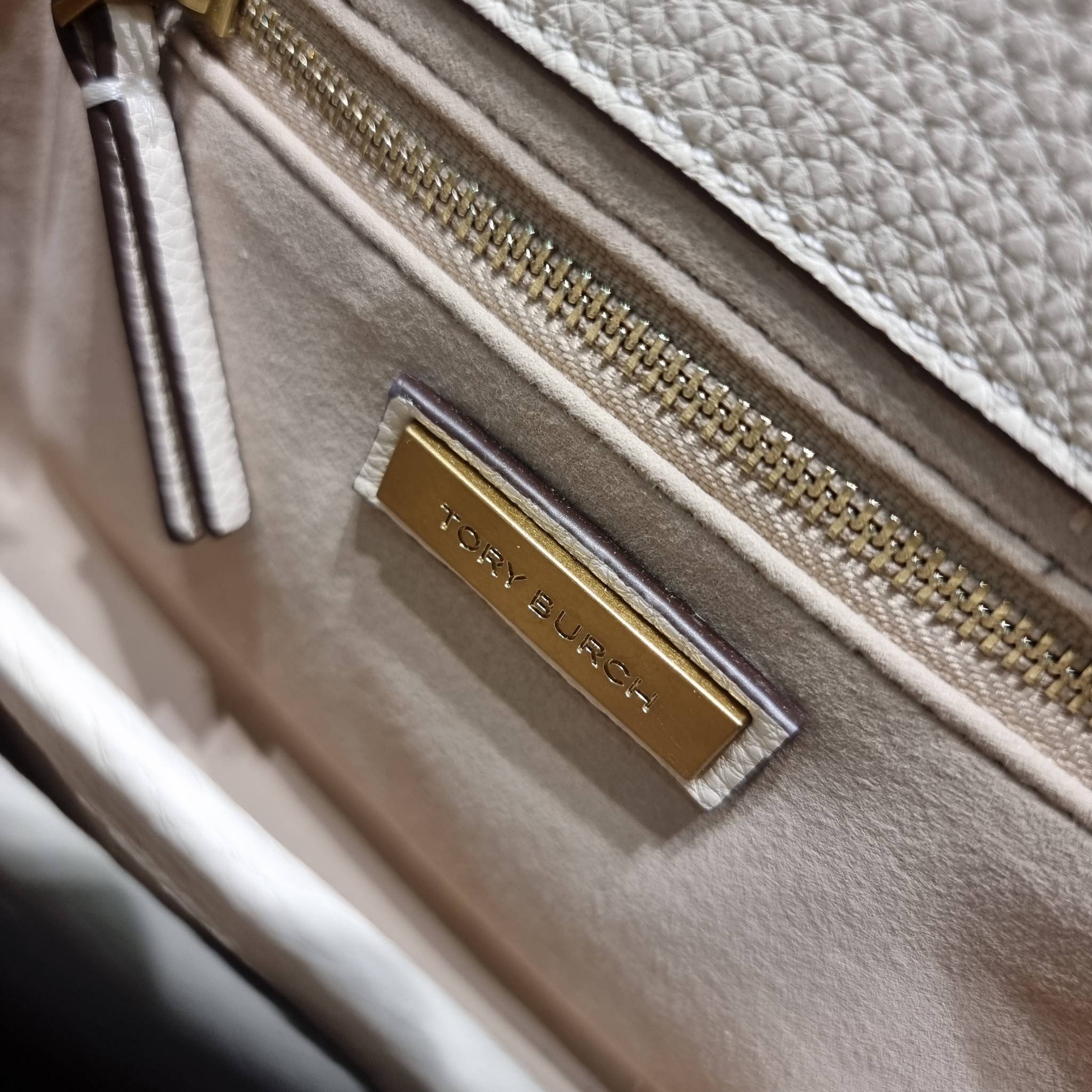 TORY BURCH LIMITED-EDITION SHOULDER BAG รุ่นลิมิเต็ด กับกระเป๋าสะพายไหล่ทรงผู้ดี ที่ผลิตมาในจำนวนจำกัด โดดเด่นด้วยอะไหล่ทองคลาสสิคหรูหรา