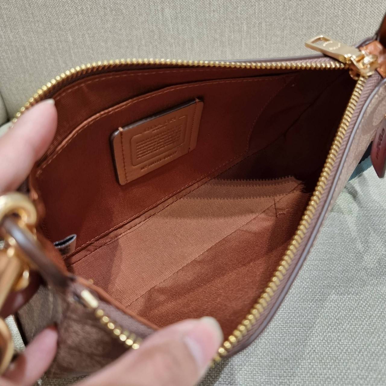 COACH C7264 C6823 C6817 JES BAGUETTE IN SIGNATURE CANVAS คอลเลคชั่นใหม่ล่าสุด พร้อมเสิร์ฟความสวยถึงบ้านเช่นเคย!! กระเป๋าสะพายทรงบาแกตต์ ดีไซน์ย้อนยุค ที่แอบแฝงความเรียบหรูดูแพงอยู่ในตัว โดดเด่นด้วยสายสะพายเส้นใหญ่ โทนสีคอนทราส ทำให้ไอเท็มนี้ดูมีลูกเล่นมาก