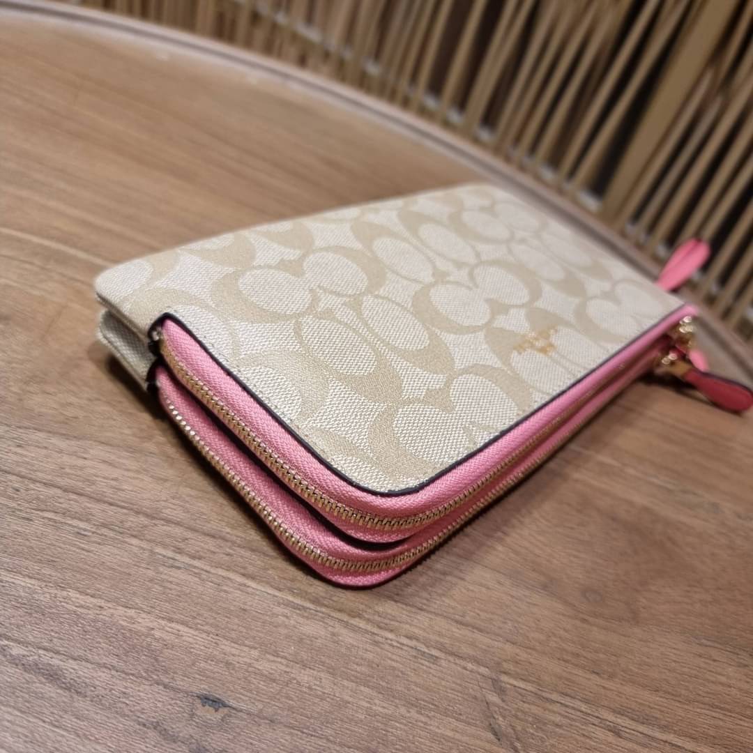 COACH F54057 DOUBLE ZIP WALLET IN SIGNATURE กระเป๋าคล้องมือ size L ใบนี้ใส่มือถือได้ทุกรุ่น ขนาดกำลังดี พกพาสะดวกมากๆ วัสดุหนังสังเคราะห์ ภายในเป็นผ้าสีสวยคม ใส่ธนบัตร ใส่บัตรได้เยอะ ใส่มือถือได้สบายๆทุกรุ่น ตอบโจทย์สาวๆที่ไม่ชอบพกเยอะวุ่นวายจ้า ใบนี้เอาอ