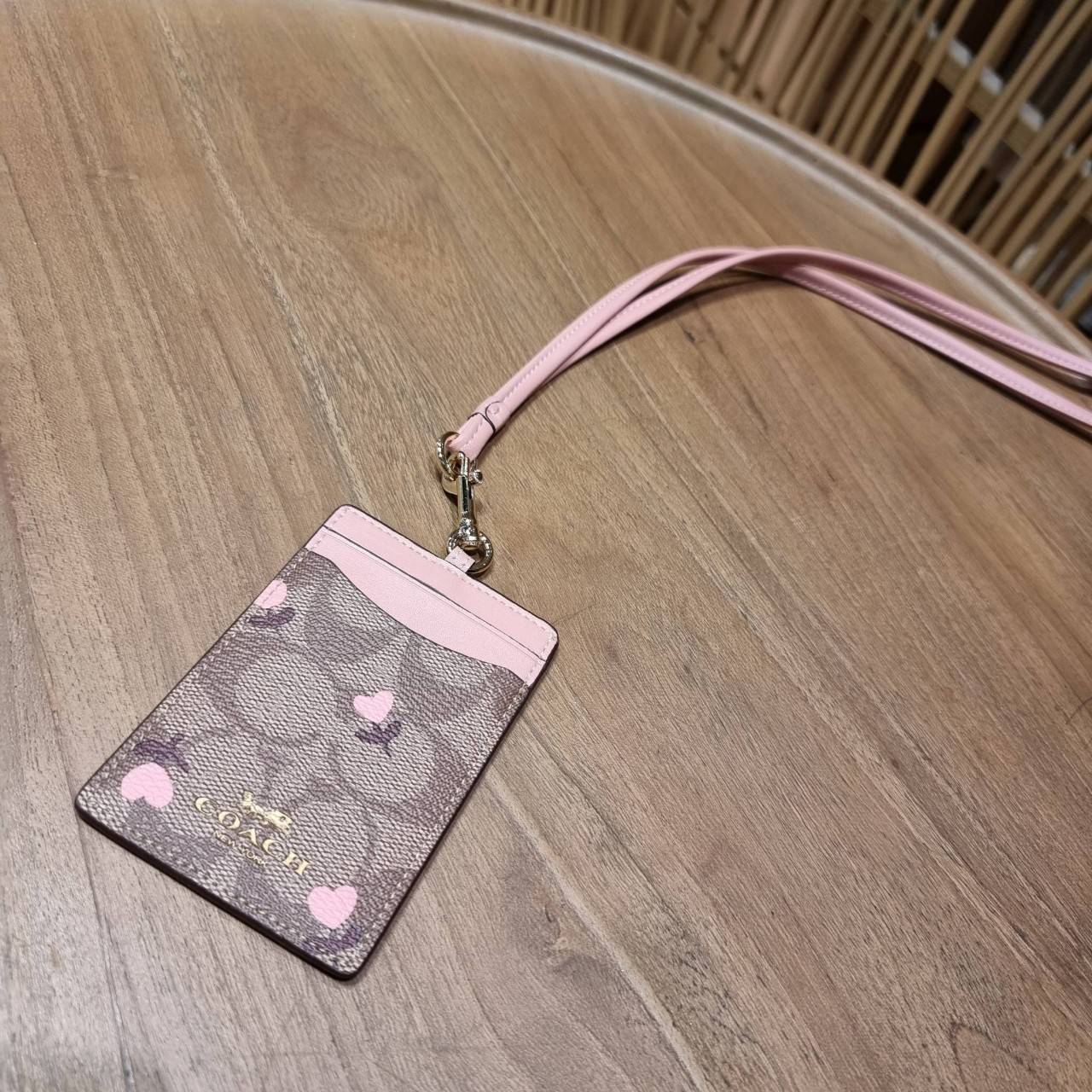 COACH C3305 ID LANYARD IN COLORBLOCK SIGNATURE CANVAS ง่ายๆแบบไม่ธรรมดา!! คลาสสิคแต่มีดีเทลโดดเด่น!! กระเป๋าถนอมบัตร พร้อมสายคล้องคอ ดีไซน์ลวดลายสวย ดูดีทุกแบบ ใช้งานง่าย พกพาสะดวก จะใส่บัตรพนักงาน บัตรเครดิต บัตรปชช. ใบขับขี่ และบัตรอื่นๆที่อยากจะใส่!! ต