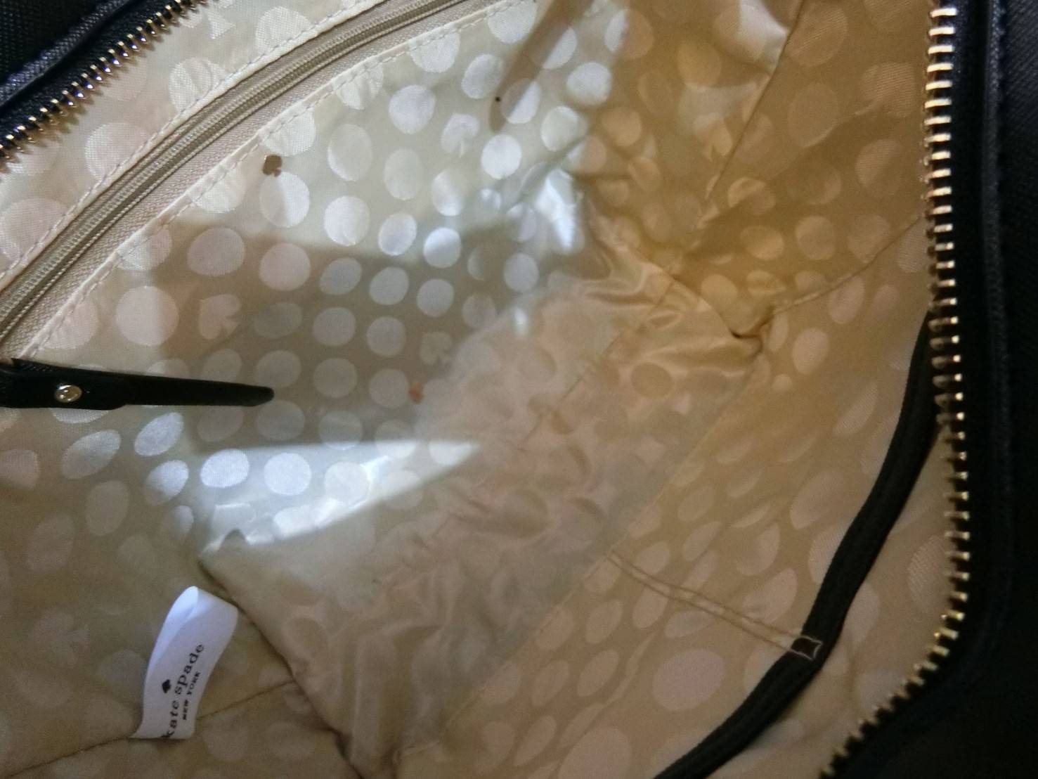 Don't Miss! KATE SPADE NEW YORK CEDAR STREET HAYDEN BAG กระเป๋าถือหรือสะพายหนัง Saffiano สวยหรูอยู่ทรงสไตล์ PRADA ด้านหน้าประดับโลโก้สีทองสวยไฮโซ ภายในมีช่องซิปและช่องเล็ก ซับในอย่างดีสกรีนลาย Kate Spade กว้างและจุ ใส่ ipad mini กระเป๋าสตางค์ ของใช้ไ