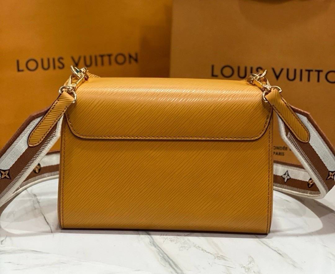 ORI หนังแท้ | LV Twist MM bag Epi grain leather กระเป๋าสะพาย/กระเป๋าถือรุ่น พร้อมสายสปอร์ต หนังลายเกรน Epi โดดเด่นด้วยโลโก้หน้า สวยหรูเป็นเอกลักษณ์ ดีไซน์คัลเลอร์บล็อค สัมผัสโดดเด่นแมตช์กับทุกสไตล์