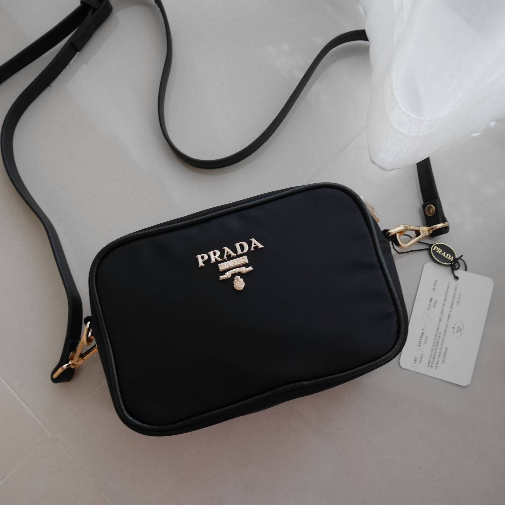 ล็อตใหม่ค้า กับทรงน่ารักในราคาน่ารัก mini crossbody งานพรีเมี่ยมกิ้ฟ จากเคาเตอร์ต่างประเทศ เป็น Best Seller อีกหนึ่งรุ่นเลย จากแบรนด์ PRADA เป็นทรงสี่เหลี่ยม กระเป๋าเป็นผ้า nylon ทั้งใบ เลิศมาก สามารถสะพายเป็น shoulder bag ได้เลย ขนาดกำลังดีค่ะ ใส่ของจุกจ