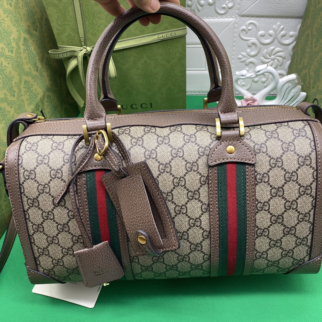 หนังแท้ Gucci keepall Ophidia GG medium carry-on duffle กระเป๋าใบใหญ่จุใจ ใส่สัมภาระขึ้นเครื่องเดินทางได้ ใส่เสื้อผ้า รองเท้า เอกสาร A4 iPad Notebookได้ หูจับแข็งแรง สายสะพายยาวถอดออกได้ สะพายไหล่หรือ Crossbody ก็ดูดี ใช้ได้ทั้งชายหญิง ภาพถ่ายสินค้าจริง ไ