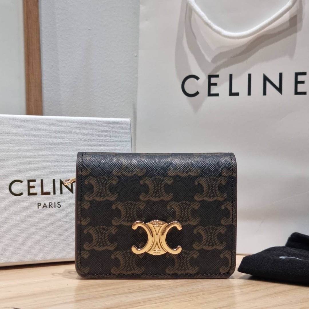 Celine triomphe compact wallet กระเป๋าสตางค์ดีไซน์สุดคลาสสิค วินเทจ เรียบง่ายแต่หรูหรา เป็นซิกเนเจอร์ด้วยดีไซน์อะไหล่สีทองย้อนยุค