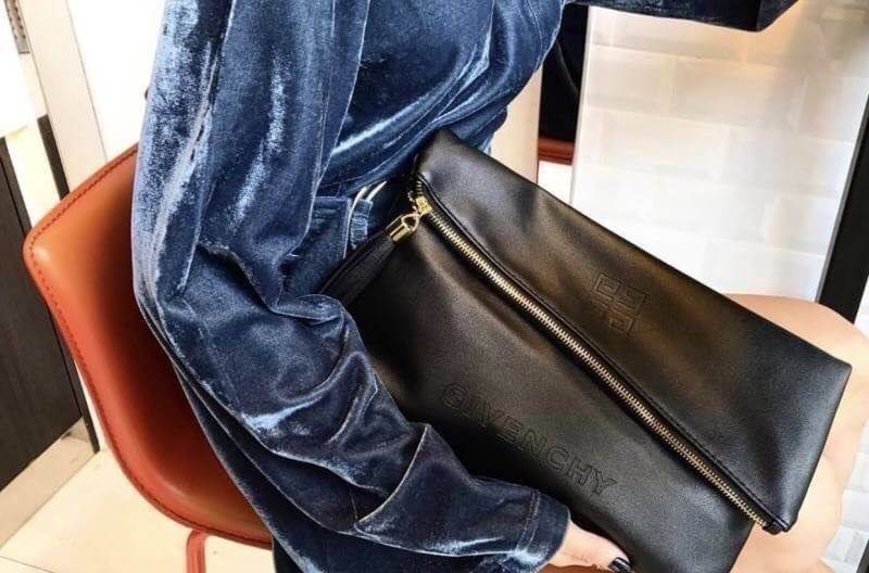 Givenchy Parfums Black Leather Clutch Gift With Purchasd From Givenchy Counter (GWP) กระเป๋าสะพายหนังนิ่มเรียบสีดำเเบบสวยดูดี เปิดปิดด้วยซิปอะไหล่ทอง หัวซิปประดับพู่ ด้านหน้ามีโลโก้ ภายในมีช่องเล็ก รุ่นนี้ใส่ ipad กระเป๋าสตางค์ มือถือ ของจุกจิกได้เยอะ ซับ