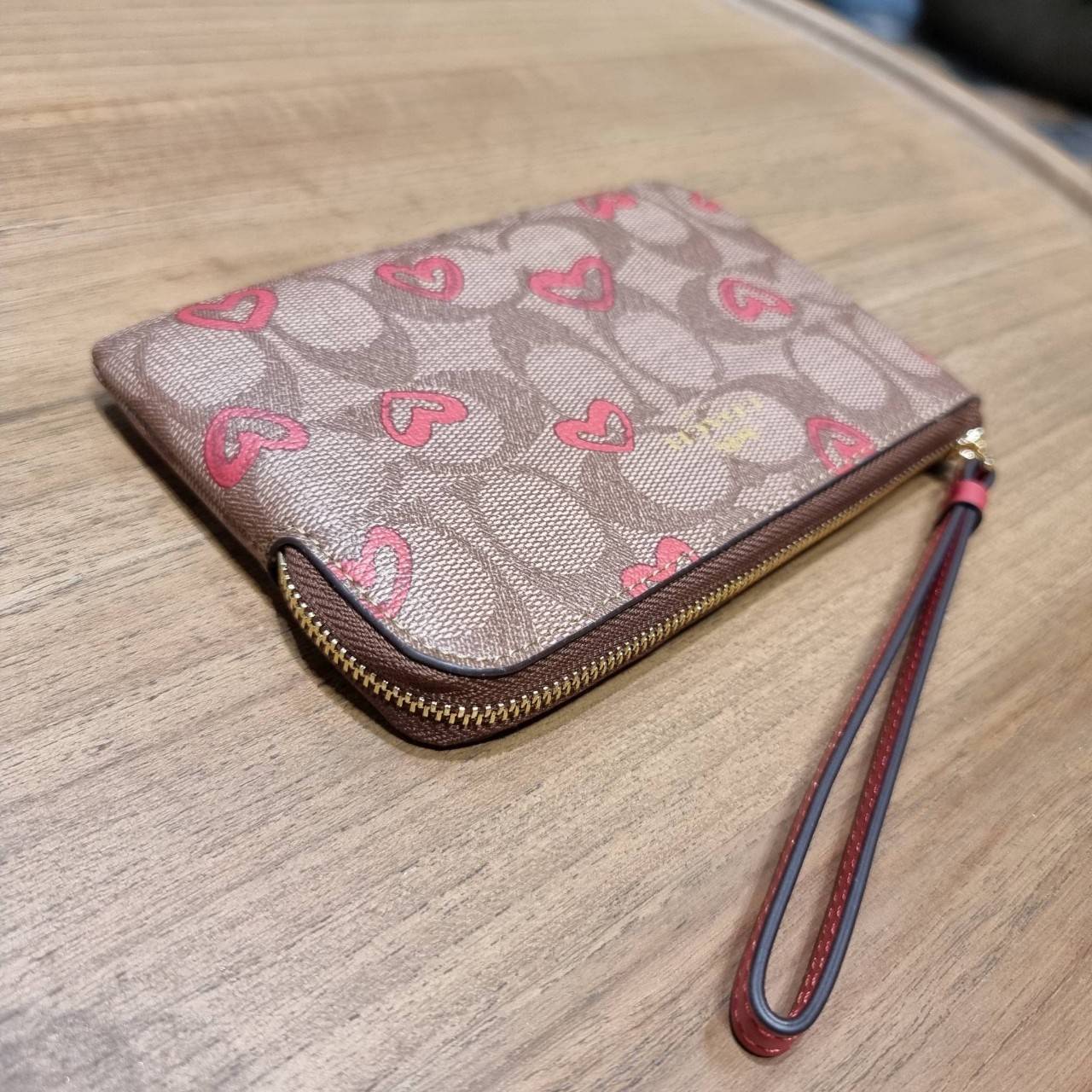 COACH 2972 CORNER ZIP WRISTLET IN SIGNATURE CANVAS WITH BUTTERFLY PRINT มาแล้วจ้า ไอเท็มสุดปัง!! ฮิตไม่เลิก!! พร้อมลวดลายสุดคิ้วท์ น่ารักน่าใช้ขึ้นไปอีก กระเป๋าคล้องมือ ขนาดเหมาะพกพา วัสดุหนังแคนวาส ภายในเป็นช่องโล่ง ใส่ธนบัตร หรือใส่บัตร ใส่เหรียญ ได้หมด