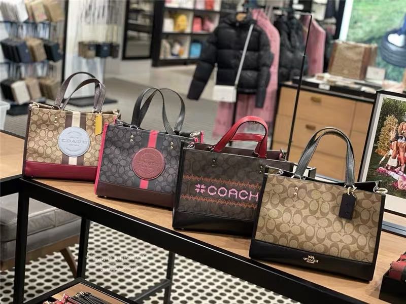 พร้อมส่ง 4ลาย 🌈ไม่มีในช๊อปไทยจร้าา😘 COACH DEMPSEY CARRYALL IN SIGNATURE JACQUARD WITH STRIPE AND COACH PATCH (C2826,C1527,C4113) พร้อมส่งความสวย! คุณภาพจัดเต็มค่ะ กระเป๋าทรงTote วัสดุ Jackquard+หนังแท้ ได้ลงตัวสวยงาม ด้านหน้ามีโลโก้แบรนด์ว