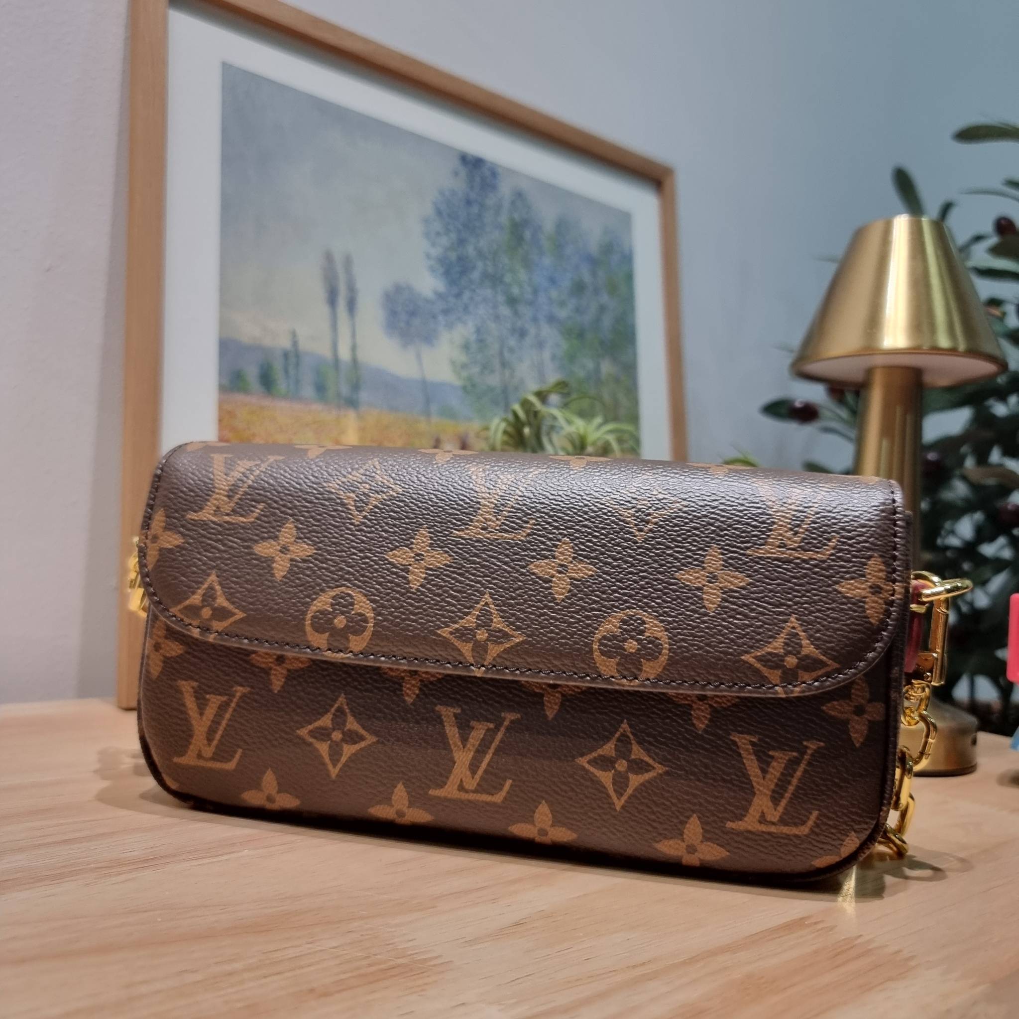 LV IVY WALLET ON CHAIN กระเป๋าสะพายกึ่งกระเป๋าสตางค์ รุ่นยอดนิยม สุดคุ้มด้วยลูกเล่นที่หลากหลาย สายสะพาย 2 เส้น สะพายไหล่และสะพายข้าง