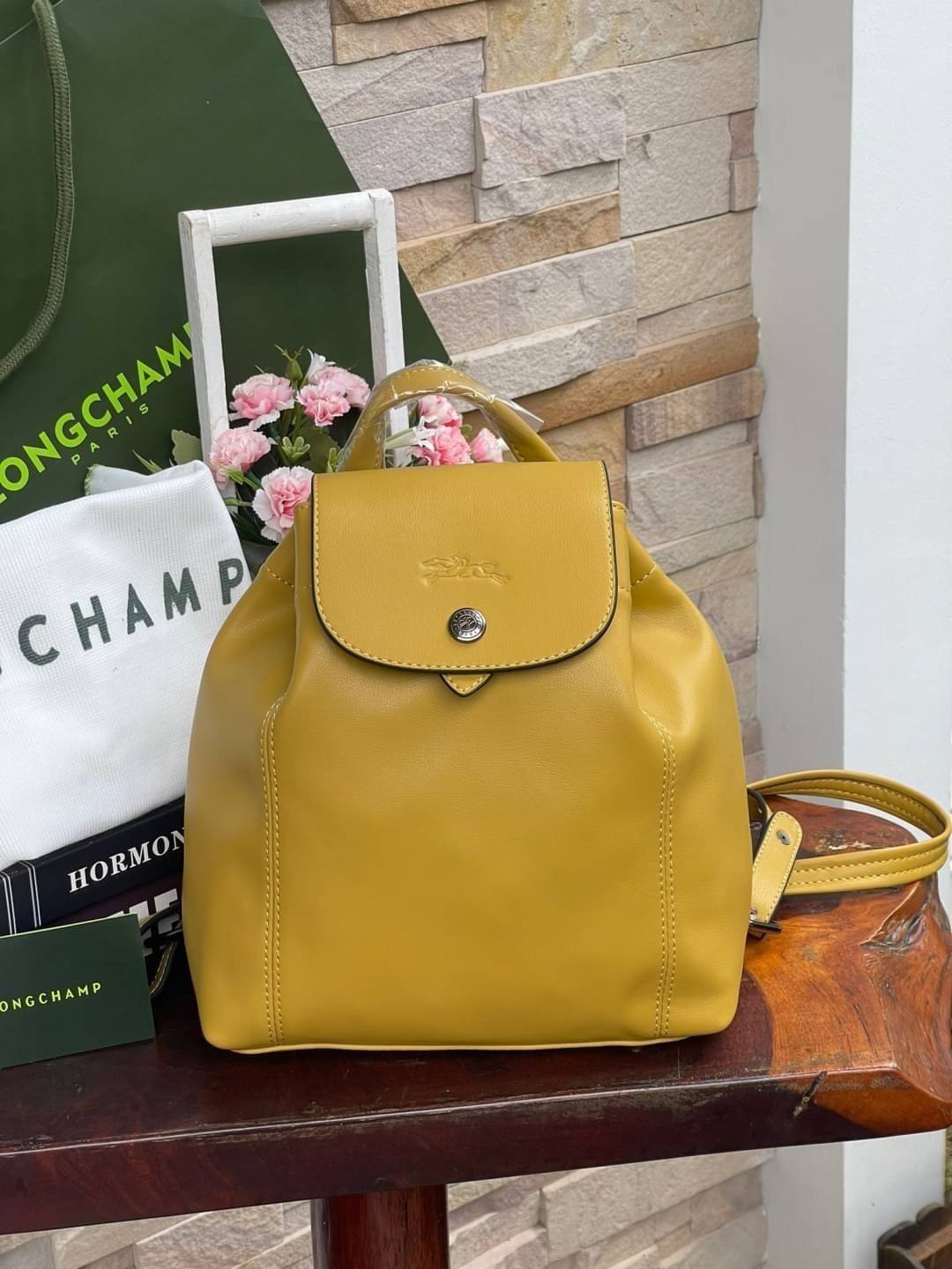 Longchamp Le Pliage Cuir Xs Leather Backpack แบรนด์ติดเทรนด์ตลอดไม่เคยเปลี่ยนกับ ทรง Le Pliage Cuir หนึ่งในตระกูลกระเป๋าสุดไอคอนิกจากแบรนด์ เมื่อรุ่น Le Pliage Cuir ในรูปแบบของหนังแกะ Metis ได้ถือกำเนิดขึ้นในปี 2012 เป้ที่มีการจัดการปรับดีไซน์ให้มีขนาดกำล