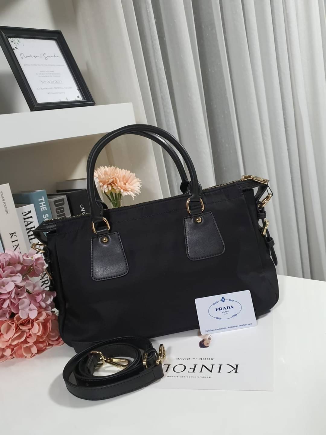 รุ่นยอดฮิต !!! ปังปุริเย่ 🎉🎉 กระเป๋าทรง HANDBAG จากงานพรีเมี่ยมกิ้ฟ จากเคาเตอร์ต่างประเทศ มาแล้วค่า กระเป๋าถือทรงหรู จากแบรนด์ PRADA เป็น กระเป๋าผ้าไนล่อน ตกแต่งรอบใบได้ **สวยมาก ด้านในมีช่องซิปและช่องใส่ของ เป็นสัดส่วน อะไหล่ทองหรู ขนาดกำ