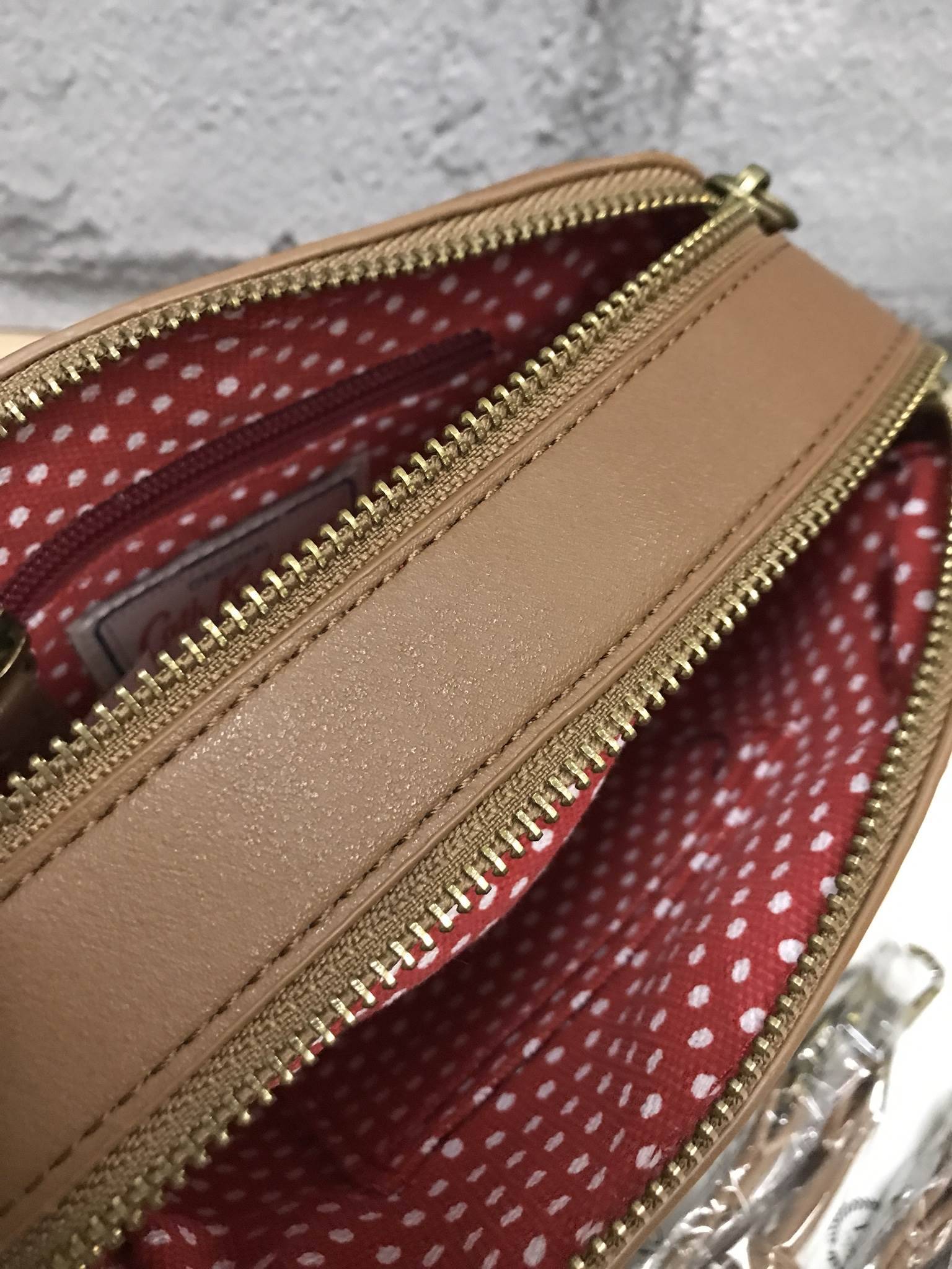 CATH KIDSTON MINI LEATHER DOUBLE ZIP BAG Restock !!รุ่นขายดีอีกรุ่น วัสดุหนังpu เป็นกระเป๋าคล้องมือหรือสะพาย Cross Body หนังเรียบอยู่ทรงสวยขนาดมินิน่ารักกำลังน่ารัก เปิดปิดด้วยซิป 2 ช่อง หัวซิปหนังแท้ปั้มโลโก้ ด้านหน้าประดับอะไหล่โลโก้แบรนด์ ภายใน Cotton 