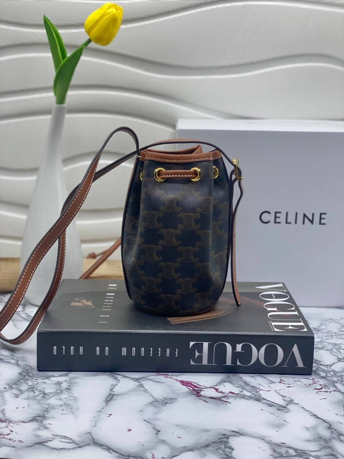 VIP 】หนังแท้ CELINE MINI DRAWSTRING BAG IN TRIOMPHE CANVAS AND CALFSKIN กระเป๋าทรงบัคเก็ตขนาดมินิน่ารัก ในรุ่นนี้ได้รับคำชื่นชมจากแฟชั่นกูรูทั้งหลาย เนื่องจากมีรูปทรงที่สุดแสนจะเรียบง่าย มีช่องใส่ของที่กว้าง ตัวกระเป๋าเป็นแบบหูรูด ช่วยให้เปิด-ปิดง่าย สะดว
