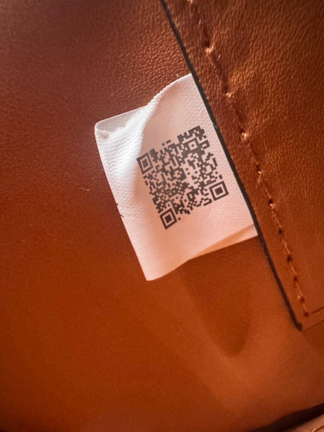 YSL Voltaire in box ไอเท็มขึ้นแท่นสวยเรียบหรูลักชู the best seller!! กระเป๋าสะพายรูปทรงโค้งมน งานหนังเรียบโดดเด่นด้วยโลโก้สีทอง เป็นใบที่น้อยแต่มากสวยคมทุกมิติจริงๆ ค่ะ